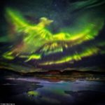Aurora boreal en Islandia que tomó la forma del ave fénix.